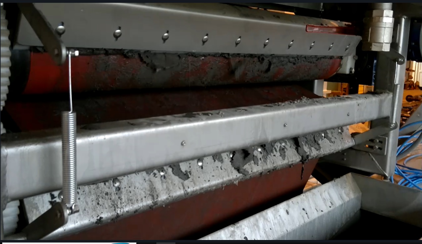 Ленточный фильтр-пресс. Цех механического обезвоживания осадка оборотного водоснабжения предприятия